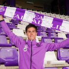 Álvaro de Pablo sostiene la bufanda del equipo.