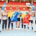 El staff técnico del Recoletas y los capitanes , con las camisetas especiales para jugar la Copa.