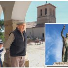 Marcelo se refugia del sol junto al ayuntamiento. A la derecha, la estatua de Don Purpurino.