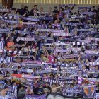 Afición del Real Valladolid durante un partido de Liga en Segunda.