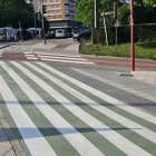 Paso de peatones en el nuevo carril bici de Isabel la Católica
