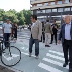 El alcalde de Valladolid, Jesús Julio Carnero, inaugura el carril bici del paseo Isabel la Católica.