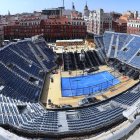 Vista aérea panorámica de la pista central del Valladolid Premier Padel P2 en la Plaza Mayor.