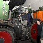 Estancia formativa en Autilla del Pino (Palencia) el pasado mes de abril, en la explotación agrícola de Jesús Revilla, en la imagen junto a los alumnos Alberto López, Guillermo Gallardo, y Javier Andrés.