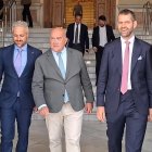 Carnero, acompañado de Solares (dcha.) y otro representante de la propiedad. Atrás, Benzaquen con Luis García.