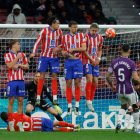 Javi Sánchez ejecuta una falta ante el Atlético de Madrid.