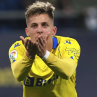 Iván Alejo celebra un gol con el Cádiz.