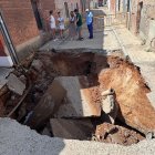 Vecinos de Rodilana observan en enorme socavón en la calle Murga del barrio periférico de Medina del Campo.