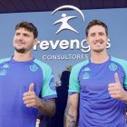 Stanko Juric y Tamás Nikitscher, en los reconocimientos médicos en Prevenges.