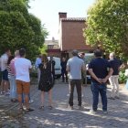Grupo de interesados en los chalés de Villa Paulita, en la visita organizada por el Ayuntamiento.