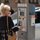 Una mujer saca un ticket para la ORA en uno de los parquímetros de Valladolid.