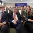 arlos Magdaleno, nuevo presidente de CEOE Valladolid (centro), flanqueado por el presidente de CEOE CyL, Santiago Aparicio, y la presidenta de Cepyme, Ángela de Miguel