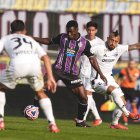 Alani pugna con Arturo Vidal en el amistoso ante Colo Colo.