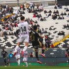 Latasa anotando su gol en El Monumental.