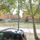 Solar donde se levantarán los nuevos pisos en la calle Miguel Delibes