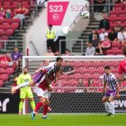 Juric se sube a un rival en su intento de despeje.