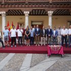 Presentación del trofeo, con autoridades y representantes de los equipos.