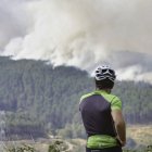 Incendio en la frontera de Galicia y Castilla y León en la localidad zamorana de Castromil