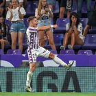 El atacante blanquivioleta Chuki celebra su gol, el primero del equipo en la temporada.