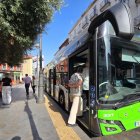 Un autobús de AUVASA en la parada de Fuente Dorada.