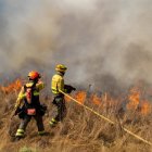 Bomberos continúan los trabajos de extinción para sofocar el incendio.