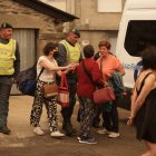 Desalojo de los vecinos de San Ciprián de Sanabria por el incendio en Porto (Zamora)