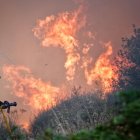 Un bombero trata de apagar el fuego, a 21 de agosto de 2025, en Anllarinos del Sil, León.