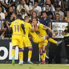 Latasa celebra su gol de la victoria junto a Chuki, Biuk y Amath, sobre el césped de Castalia.