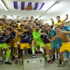 Los jugadores del Real Valladolid celebran su triunfo en Castellón con los utileros Álvaro y Justo, y el doctor Alberto López.
