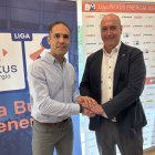 Mario Arranz junto al presidente de la Asobal, Servando Revuelta.