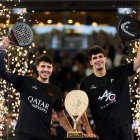 Agustín Tapia y Arturo Coello, tras proclamarse vencedores por tercer año consecutivo en el Major de París.