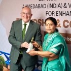 El alcalde de Valladolid, Jesús Julio Carnero, firma la renovación del Protocolo de Hermanamiento junto a la alcaldesa de Ahmedabad, Pratibhaben Jain