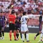 Juric, en el momento de ver la amarilla en Albacete a pesar de recibir un golpe.