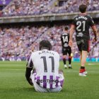 Amath se duele sentado en el césped tras recibir el golpe que lo lesionó.