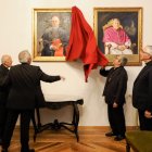 La Archidiócesis de Valladolid entrega al cardenal Ricardo Blázquez el cuadro de recuerdo de su episcopado (2010- 2022), que permanecerá expuesto en el Salón del Trono del Palacio Arzobispal junto al de sus predecesores