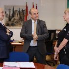 El concejal de Salud Pública y Seguridad Ciudadana, Alberto Cuadrado, firma el convenio con el director general de Grupo Itevelesa, Jesús García Gil