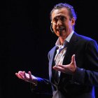 Jorge Valdano durante una charla sobre fútbol.