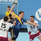 Pisonero intenta lanzar con la oposición de dos defensores de Logroño.