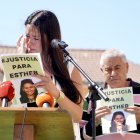 La hermana y el padre de Esther portan carteles en una concentración ciudadana en Traspinedo en recuerdo de la joven y para pedir justicia.