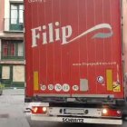 Camión atrapado en la calle Macías Picavea