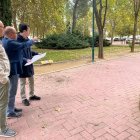 Juan Carlos Hernández Moreno (i), Luis Vélez y Pedro Herrero, en el parque por donde transcurrirá el carril bici.