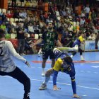 El pivote Guilherme lanza de forma acrobática ante el portero del REBI Cuenca,Tonicher.