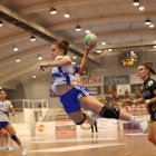 Savina Bergara vuela en suspensión para lanzar ante el Atlético Guardés.