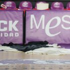 Telas para absorber el agua en el polideportivo Pisuerga tras la suspensión del partido por las goteras.