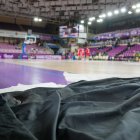 Imagen de una lona tapando el parquet del Pisuerga que llevó a la suspensión del partido del sábado.