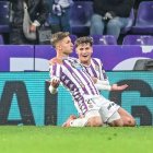El atacante blanquivioleta Chuki, a la izquierda, celebra el gol de la victoria acompañado por el también canterano Delgado.