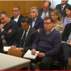 Los acusados y sus defensas en una nueva jornada del juicio por la 'trama eólica'.