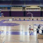La plantilla del UEMC Baloncesto Valladolid entrenando en Pisuerga con los cubos por las goteras.
