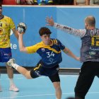 El canterano Hugo Poladura, en su debut en Asobal, anotando uno de sus dos goles.