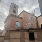 Arco de luces de Navidad de la calle San Martín de Valladolid, ya recolocado tras haberse desprendido.